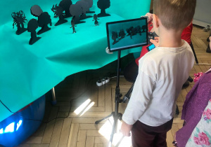 Dzieci uczą się obsługi animacji poklatkowej na tablecie